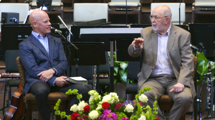 帕克城浸信會主任牧師傑夫．華倫（Jeff Warren）與N.T.賴特對談。（YouTube@Cities Baptist Church影片截圖）